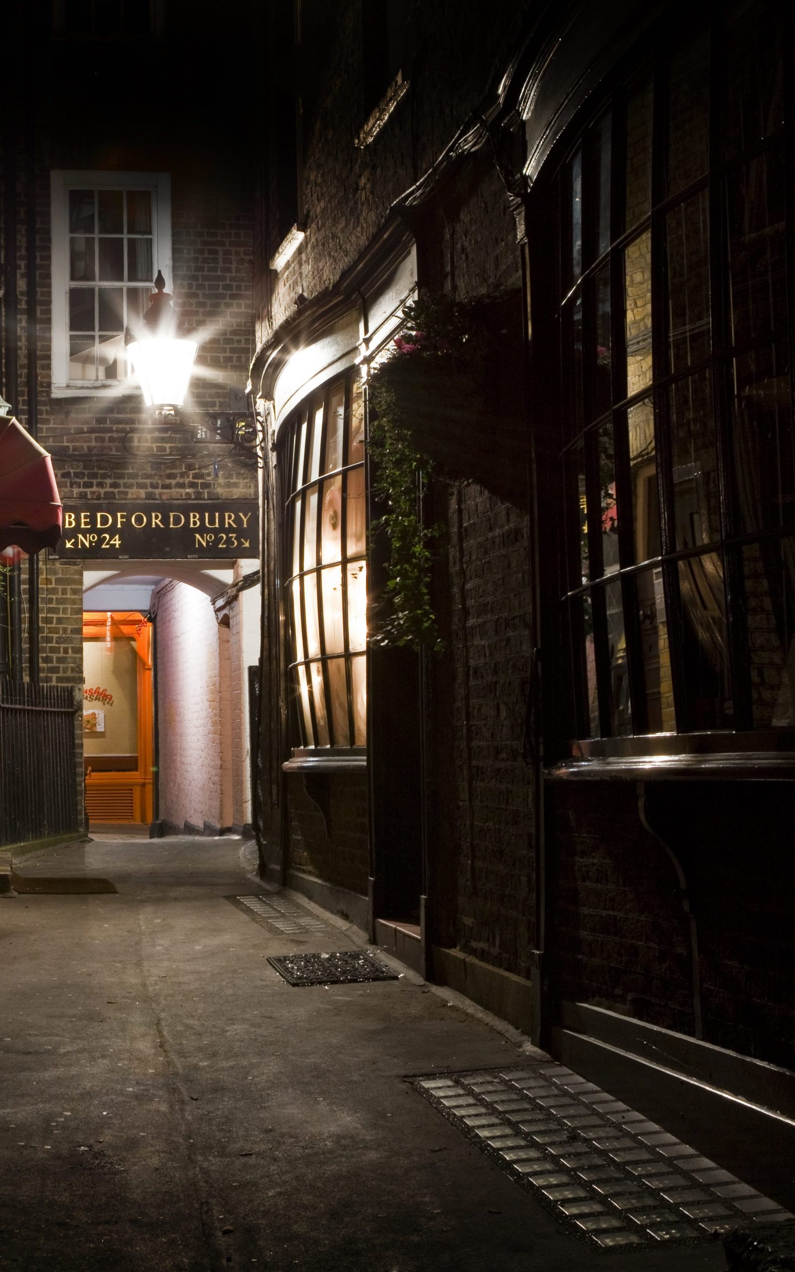 Photo showing a dark alleyway in London